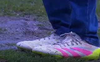 El blooper de Falcioni: bajo la lluvia y con botines cometió falta contra River