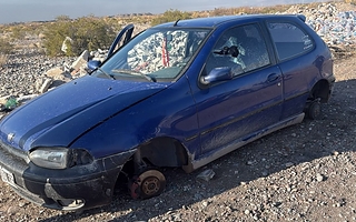 Hallaron un auto robado en Capital: estaba sin ruedas y dañado