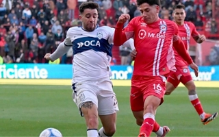 Argentinos, con diez, rescató un empate ante Gimnasia y sigue líder