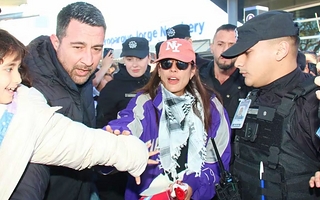 Furor en Aeroparque por la llegada de La Reina del Flow