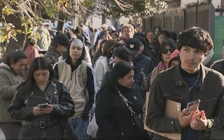 Más de mil personas hicieron fila por 15 puestos de trabajo en una parrilla