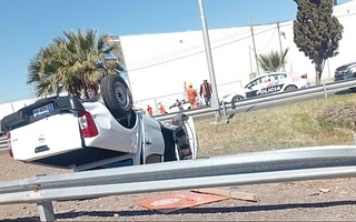 Una camioneta volcó y quedó al costado de la Ruta 20 y calle Gorriti