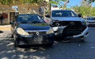 Aparatoso triple choque en pleno centro de Capital dejó vehículos destrozados