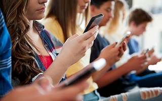Europa propone prohibir las redes sociales a los menores de 13 años