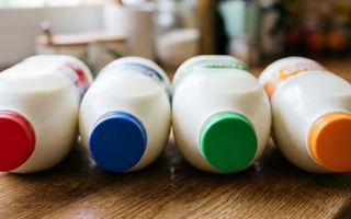 Tapas de leche: qué significan los colores y cómo elegir bien