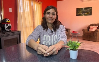 Jugaba a ser maestra con una chapa y años después cumplió su sueño