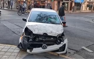 Fuerte choque entre un auto y un colectivo de RedTulum en pleno centro