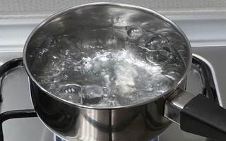 Una joven terminó internada tras ser atacada por su novio con agua hirviendo