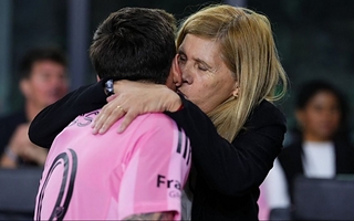 El emotivo abrazo de Messi con su mamá después de ser campeón