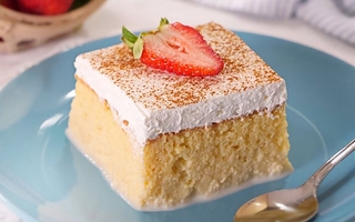 Torta tres leches: cómo preparar el bizcochuelo que no lleva manteca ni aceite