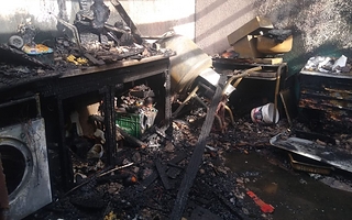 Por un cortocircuito se prendió fuego un depósito en Pocito