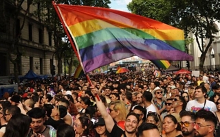 Polémica por la Marcha del Orgullo durante la visita de León XIV