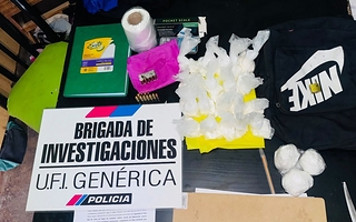 Allanaron dos casas en Rawson: encontraron cocaína y municiones