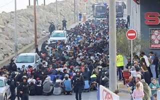 Caos en Ceuta: más de 2.000 migrantes quedaron fuera de un nuevo centro