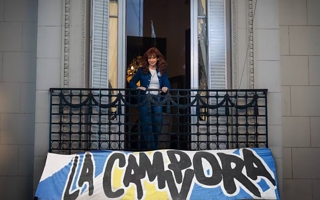 Quedó firme el embargo del departamento donde vive Cristina Kirchner