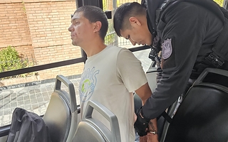 Escapó en colectivo tras robar un rollo de membrana y fue aprehendido