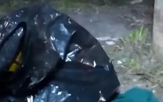 Hallaron a un bebé muerto dentro de una bolsa mientras instalaban un poste