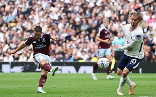 Aston Villa venció a Tottenham 3-2 con un golazo de Emiliano Buendía