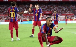 Barcelona goleó a Sevilla 3-1 y Raphinha marcó los tres goles