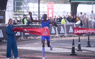 Un keniata ganó la Maratón de Buenos Aires y hubo récord femenino