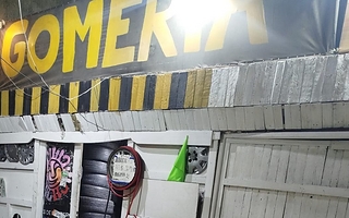 Amenazó a dos gomeros con un cuchillo y destrozó la puerta del local