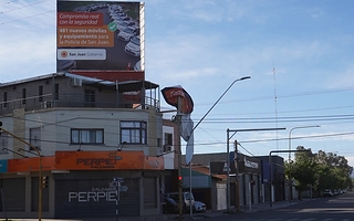 Una lona publicitaria quedó atrapada entre cables y postes por el Zonda
