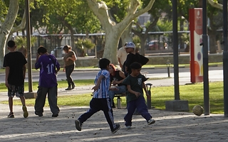 A pesar del Zonda y el alerta amarilla, hubo gente en el Parque de Mayo