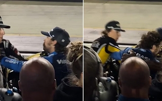 Dos pilotos de Nascar chocaron en plena carrera y terminaron a las piñas
