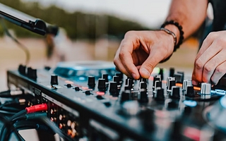 La Justicia le prohibió trabajar a un DJ de Paraná por una deuda alimentaria