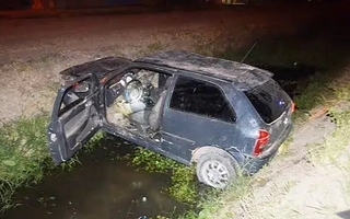 Un policía sanjuanino manejaba presuntamente borracho y terminó en un zanjón