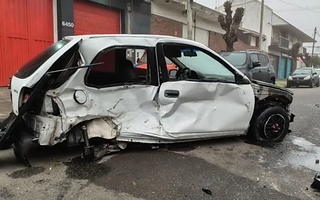 Salió de un boliche, escapó de un control y chocó tres autos