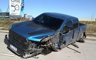 Chocó la camioneta de Gastón Ávila y quedó abandonada
