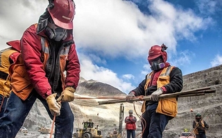 El acuerdo entre Vicuña y Uocra aplicó una importante claúsula para los obreros