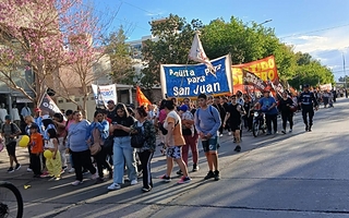 Colectivos, familias y organizaciones sanjuaninas tuvieron su "Marcha de la Bronca" 