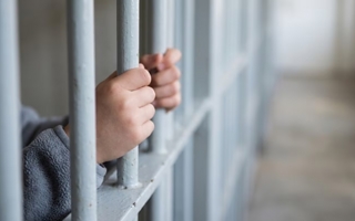 Revés para la Ley Penal Juvenil: sobreseyeron a un menor de 14 años