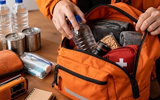 La mochila de emergencia que hay que tener preparada antes de una lluvia intensa