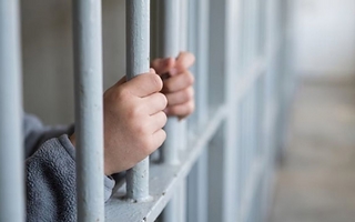 Una jueza porteña sobreseyó a un menor de 14 años y cuestionó la nueva ley