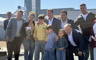 Orrego entregó 118 viviendas y anunció otras 56 para San Juan