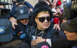 Pity Álvarez chocó contra otro auto en una estación de servicio