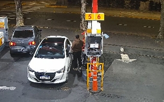 El video que muestra cómo Pity Álvarez chocó contra otro auto
