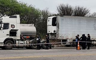 Murió aplastado por el acoplado mientras revisaba su camión