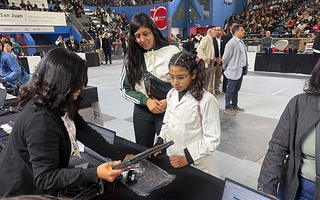 Orrego entregó netbooks a los alumnos de 5° grado de Rawson