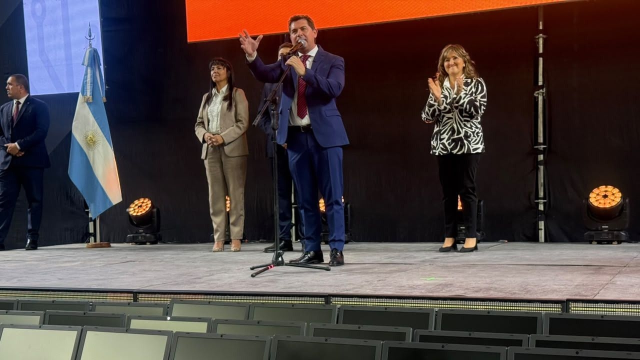 El Gobernador encabezó el acto. FOTO: DIARIO HUARPE