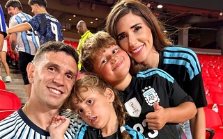 La tierna foto que mostró la esposa del Dibu tras hablar de Messi