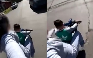 Buscan identificar a una mujer que filmó a un nene manejando una moto