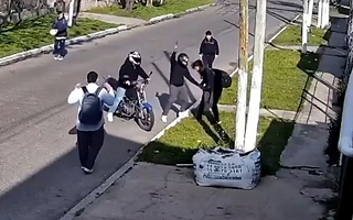 Motochorros asaltaron violentamente a tres adolescentes con autismo