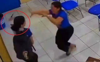 Una alumna apuñaló a su profesora y todo quedó grabado