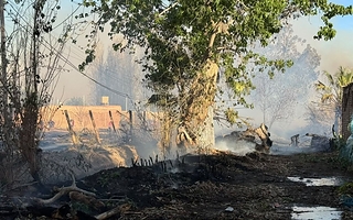 Intenso incendio en Alto de Sierra: hay 10 viviendas afectadas