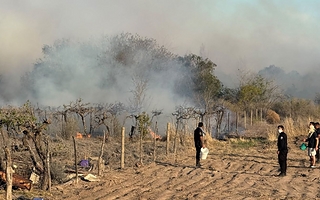 En fotos, la lucha de los vecinos para apagar el incendio en Alto de Sierra
