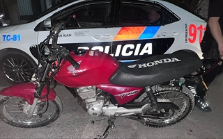 Cuatro intentaban arrancar una moto y uno terminó detenido